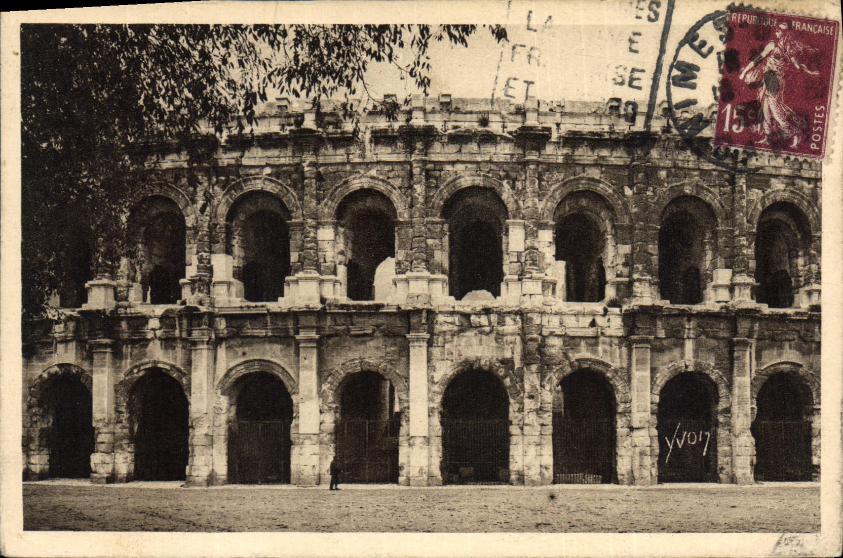 CPA La Douce France Nimes Gard Les Arenes