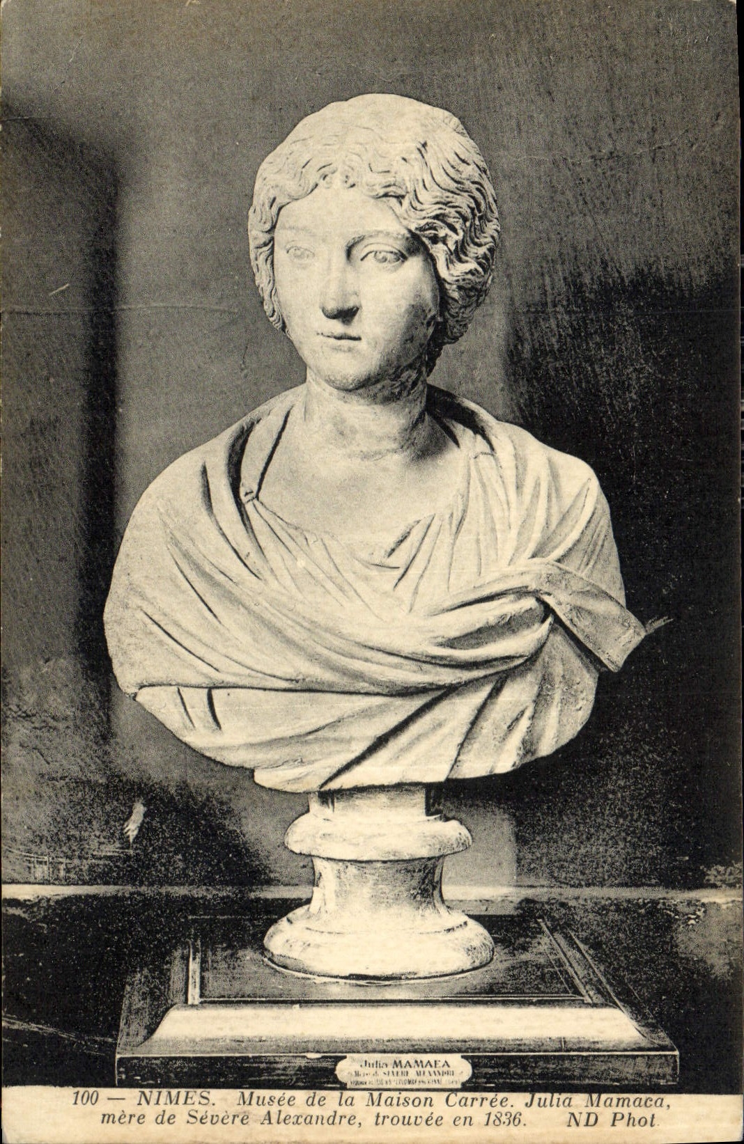 CPA Nimes Musee de la Maison Carree Julia Mamaca mere de Severe Alexandre trouvee en 1836 
