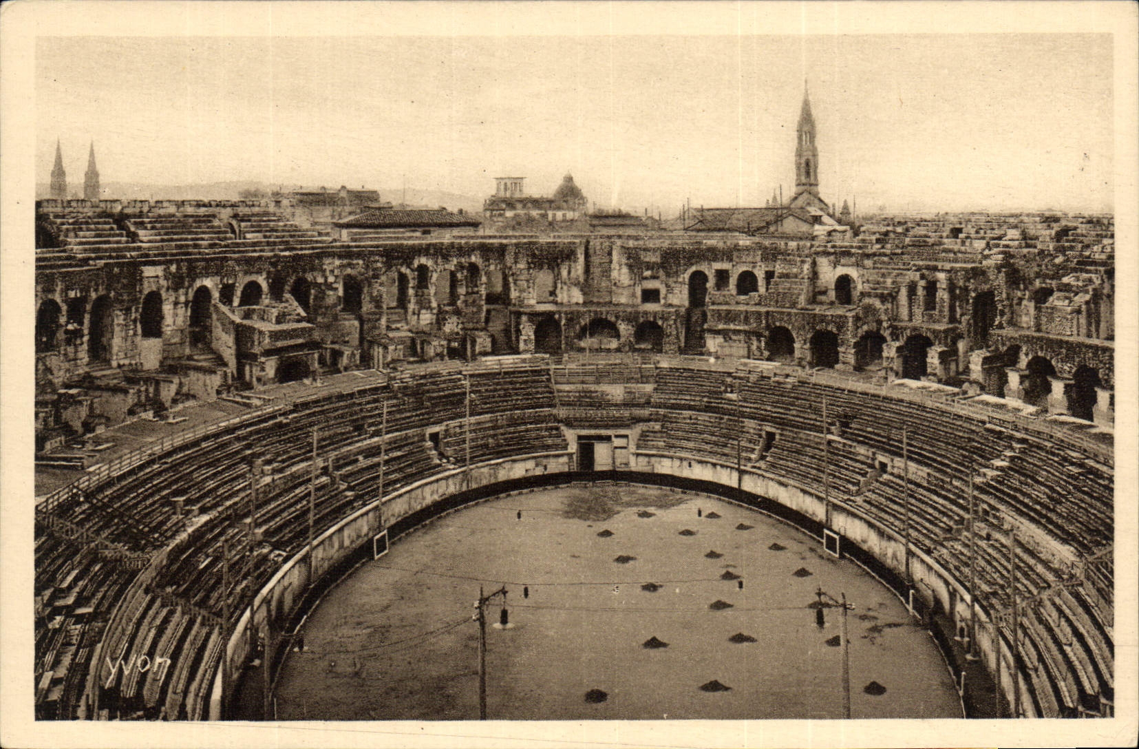 CPA La Douce France Nimes Gard L'Interieur des Arenes 
