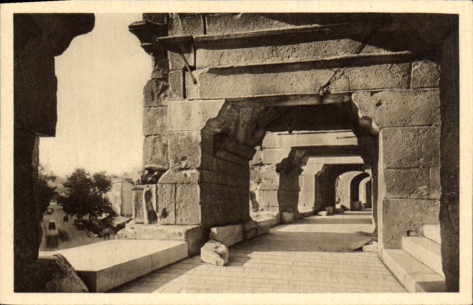 CPA Nimes Les Arenes Galeries exterieures