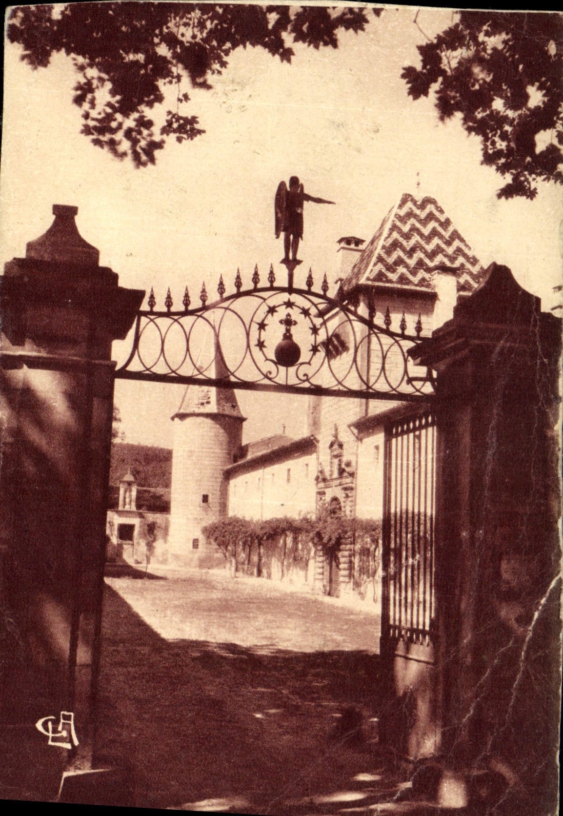 CPA Valbonne Pont Saint Esprit Gard Portail d'entree et Cour commune
