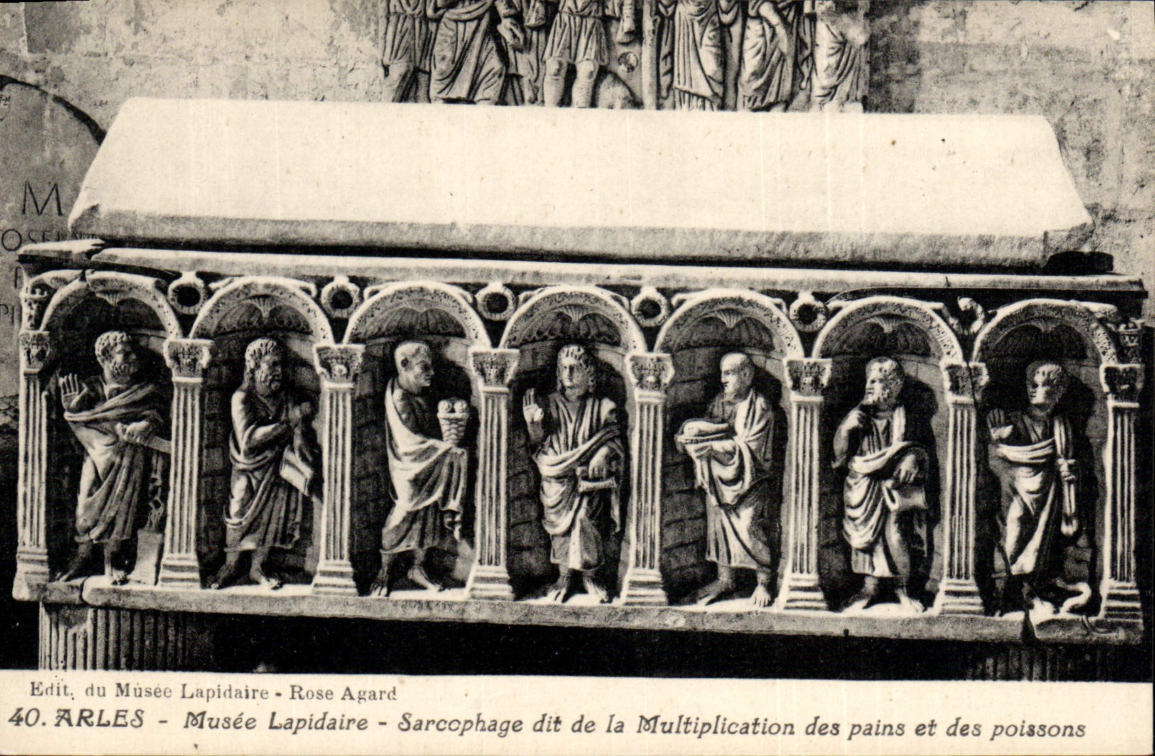 CPA Arles Musee Lapidaire Sarcophage dit de la Multiplication des pains et des poissons 