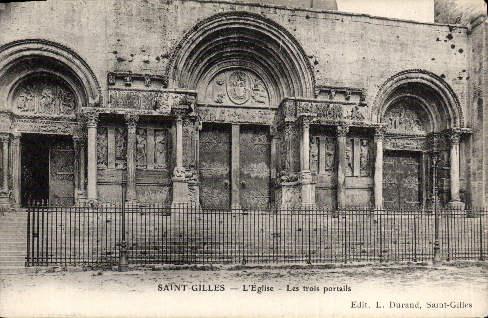 CPA Saint Gilles L'Eglise les trois portails
