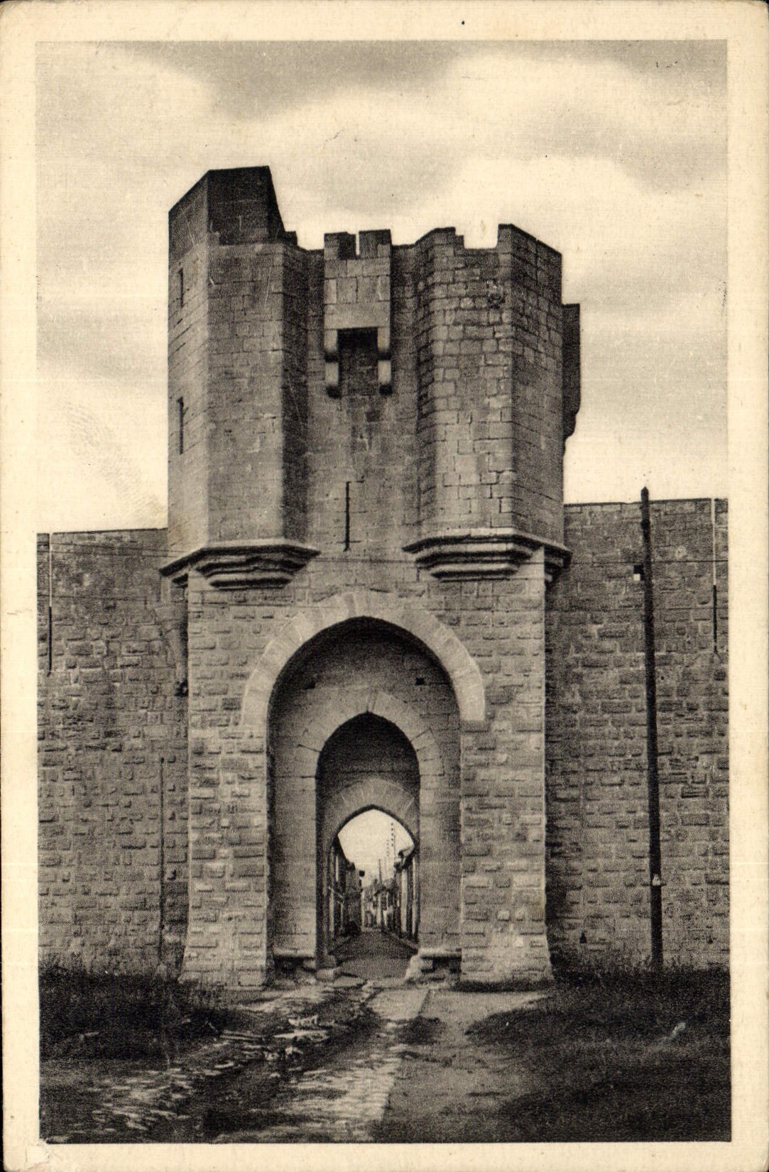 CPA Aigues Mortes Porte des Cordeliers 