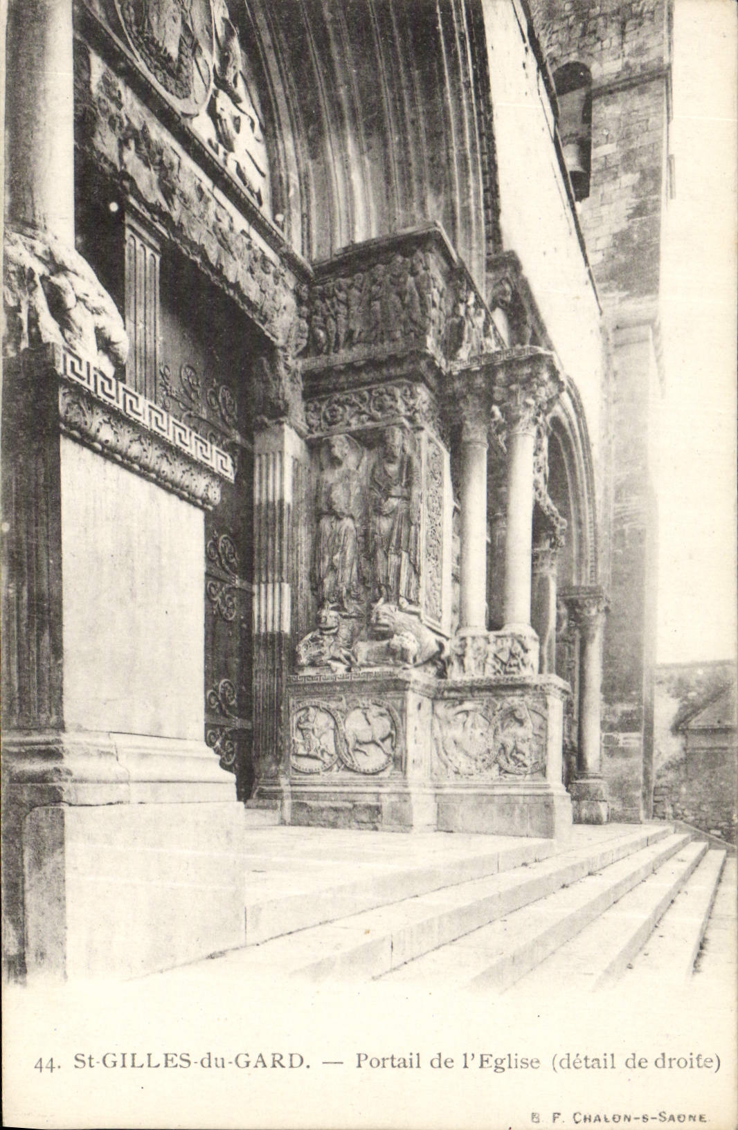 CPA St Gilles du Gard Portail de L'Eglise detail de droite