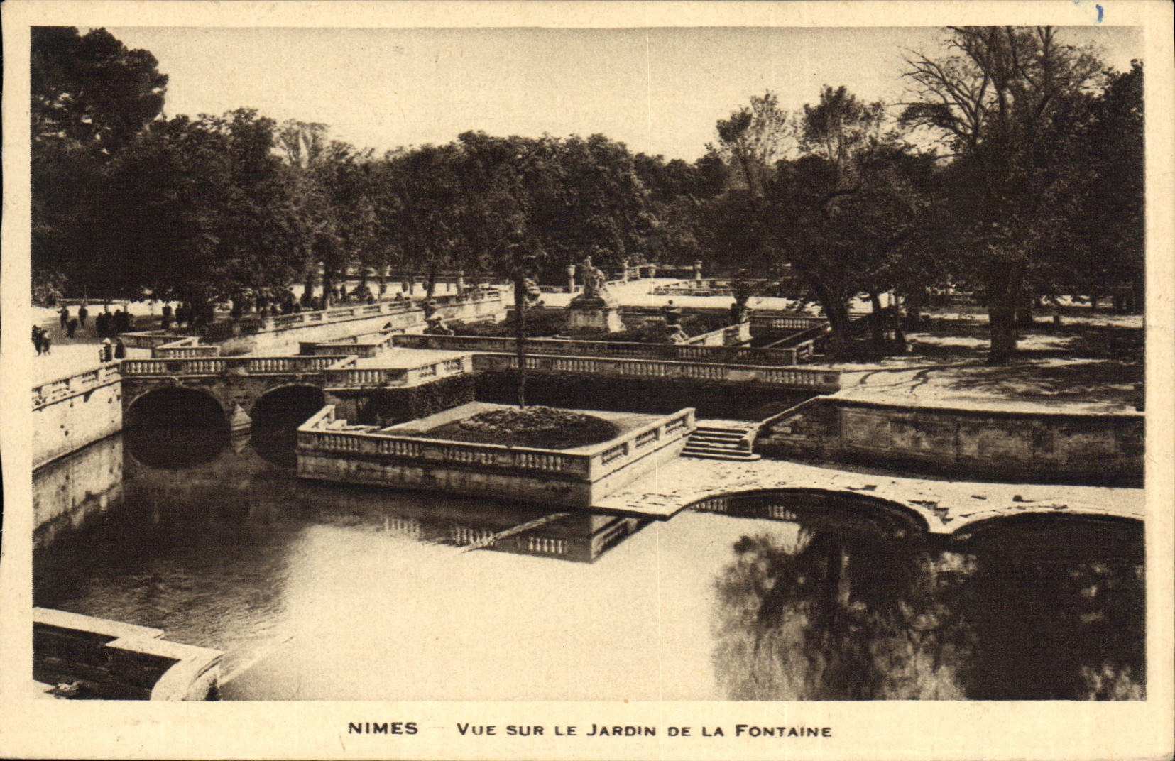 CPA Nimes Vue sur le Jardin de la Fontaine 