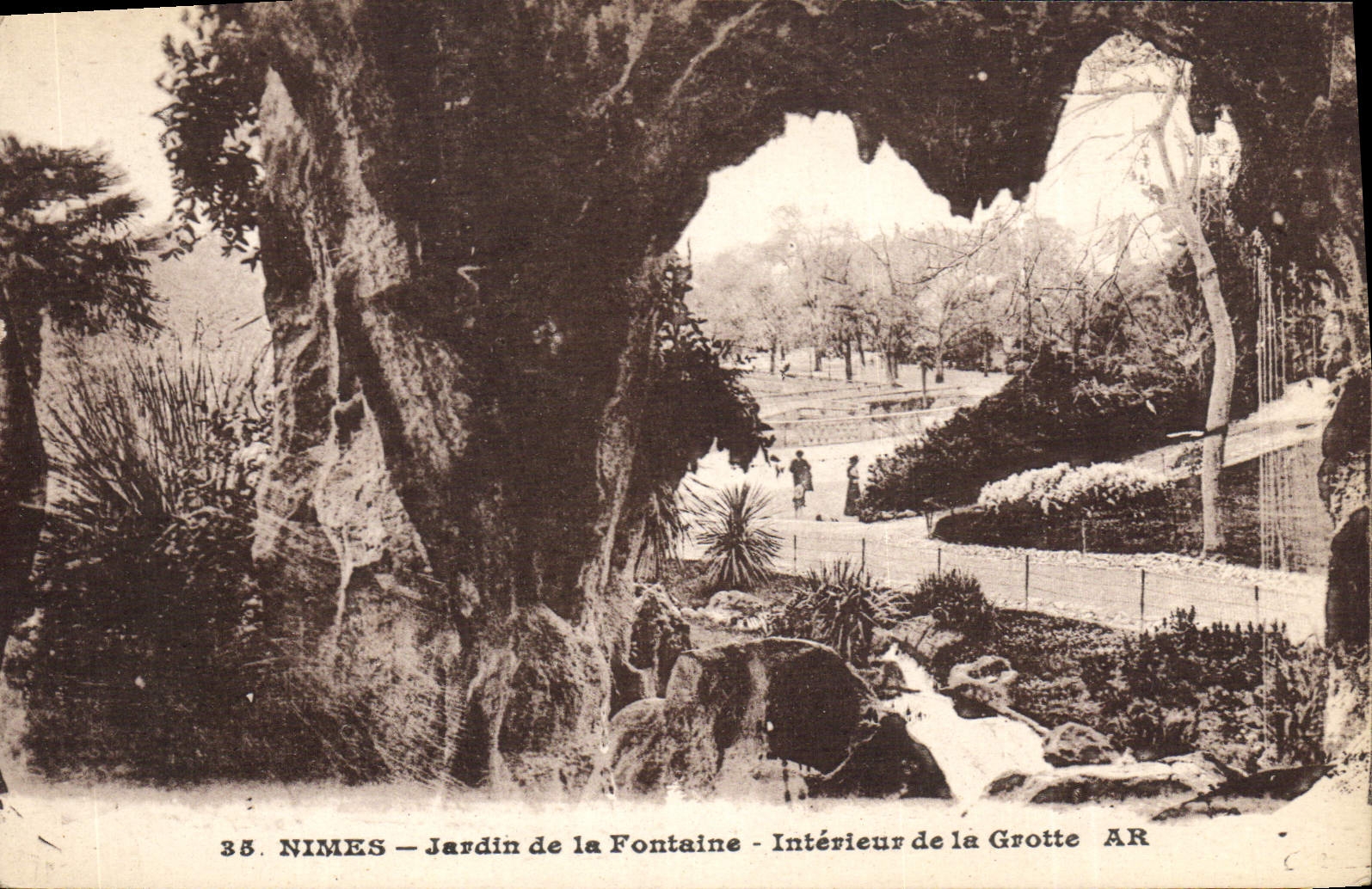 CPA Nimes Jardin de la Fontaine Interieur de la Grotte