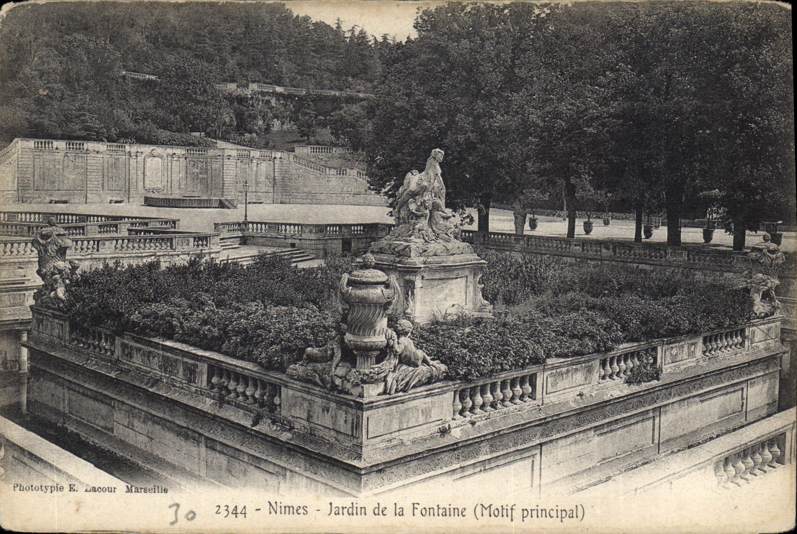 CPA Nimes Jardin de la Fontaine Motif principal 