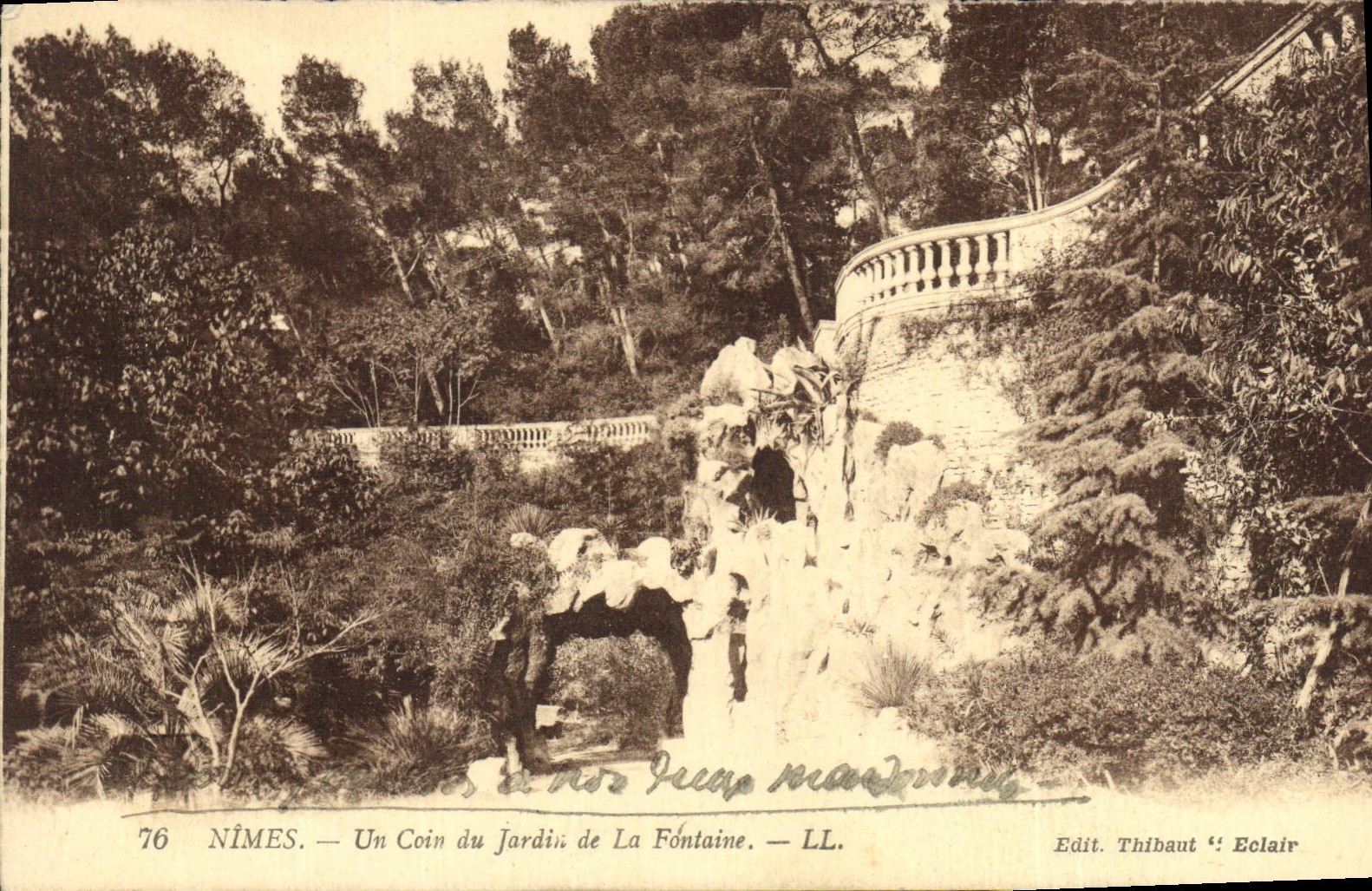 CPA Nimes Un coin du Jardin de la Fontaine