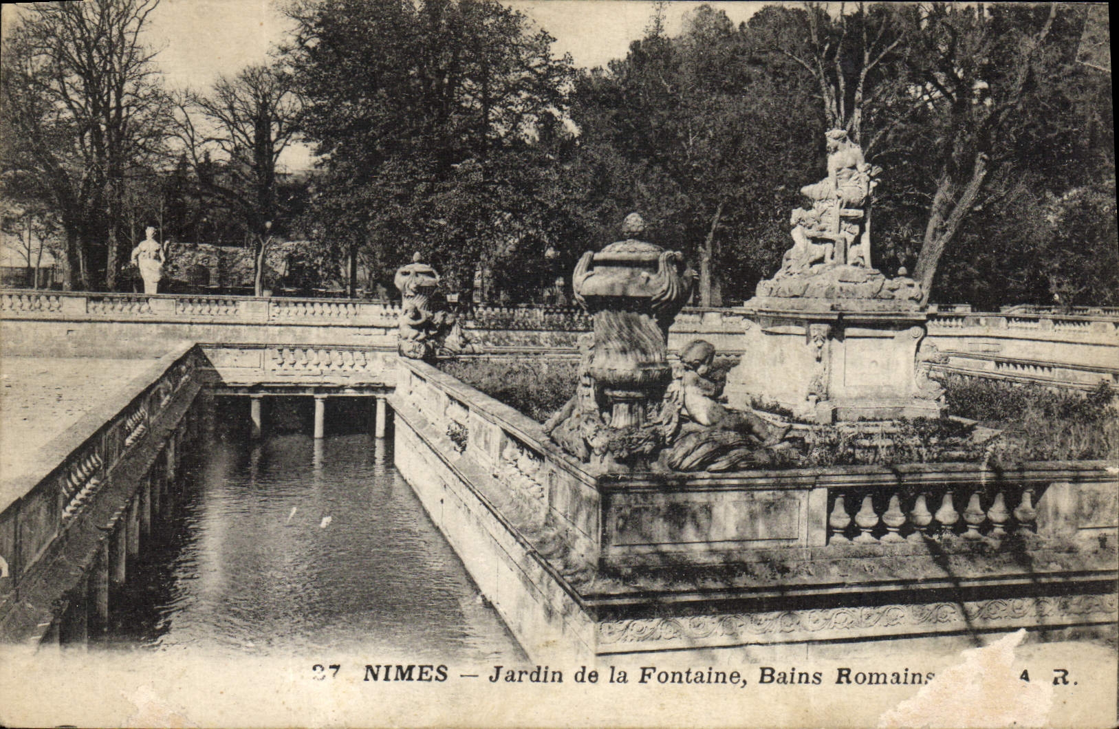 CPA Nimes Jardin de la Fontaine Bains Romains