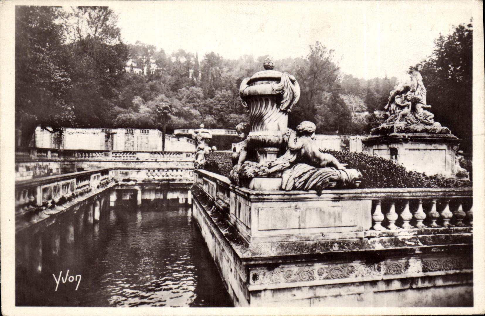 CPA La Douce France Nimes Gard Jardin de la Fontaine Les Bains Romains 