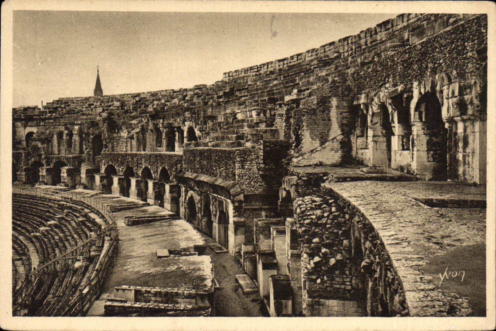 CPA La Douce France Nimes Gard L'Interieur des Arenes Galeries et Gradins 