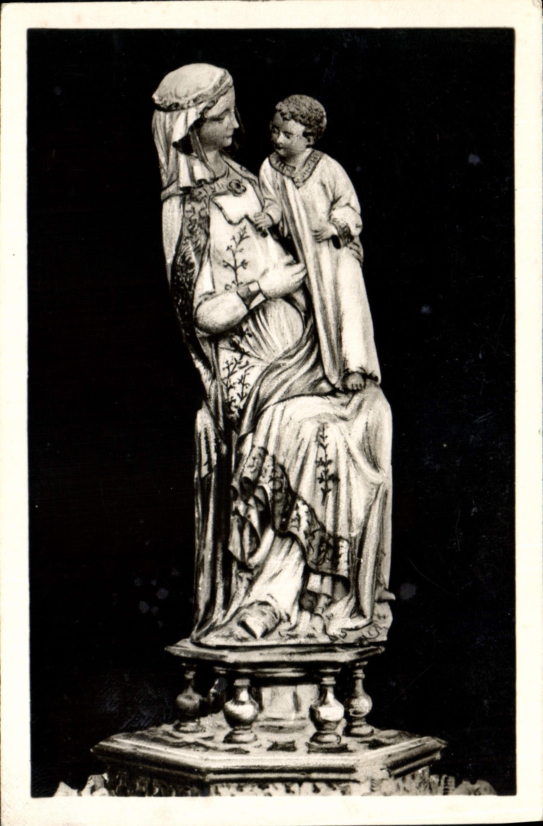 CPA Villeneuve les Avignon Eglise de la Collegiale La Vierge en ivoire donnee a la Collegiale par Ar