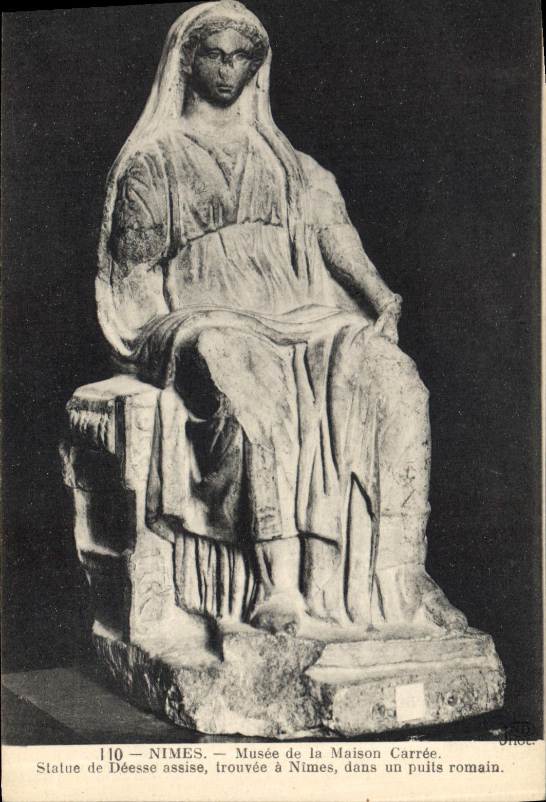 CPA Nimes Musee de la Maison Carree Statue de Deesse trouvee a Nimes dans un puits romain 