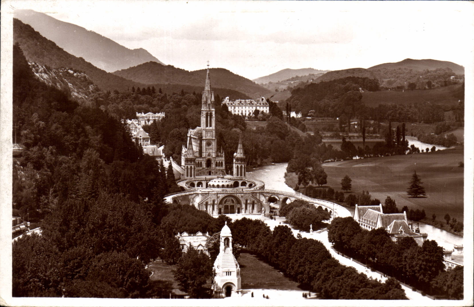 CPA Lourdes La Basilique vue du Chateau Fort 