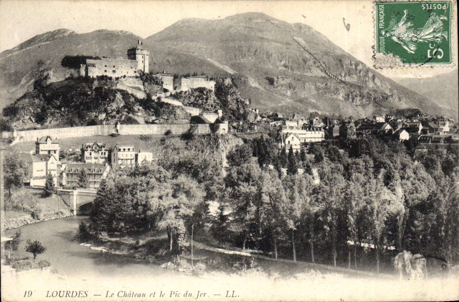 CPA Lourdes Le Chateau et le Pic du Jer 