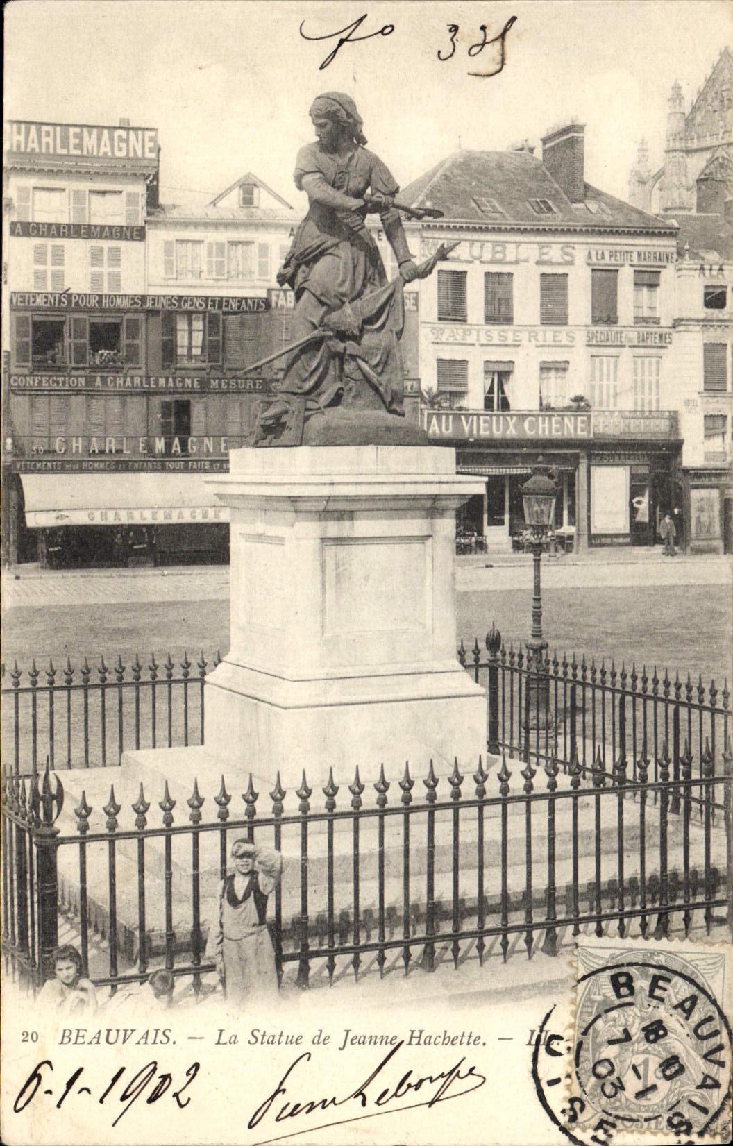CPA Beauvais La Statue de Jeanne Hachette 