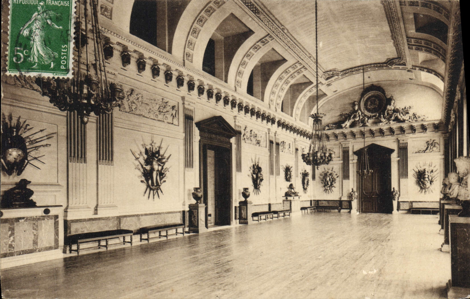 CPA Compiegne Le Chateau Salle des Gardes 