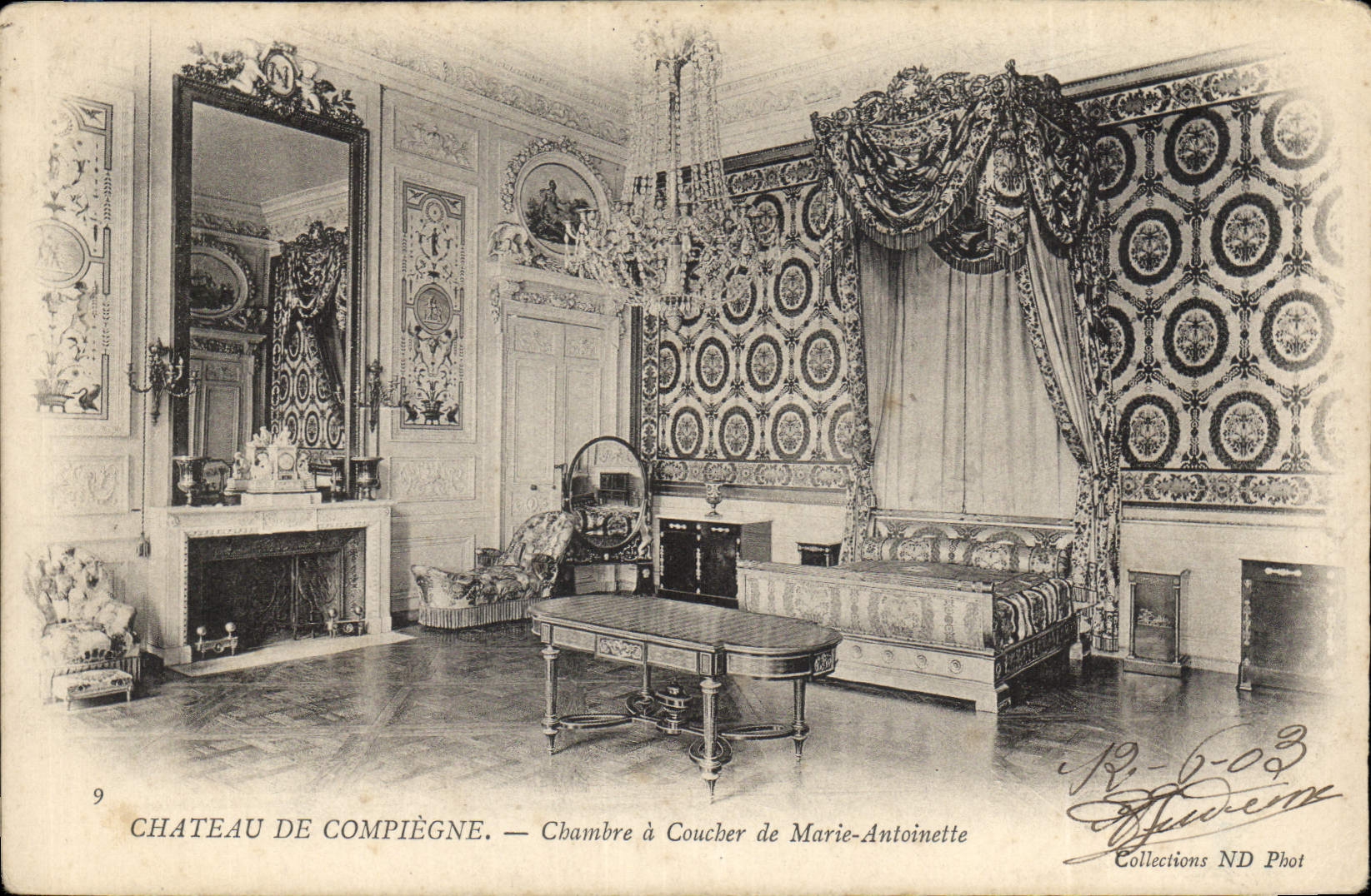 CPA Chateau de Compiegne Chambre a coucher de Marie Antoinette 