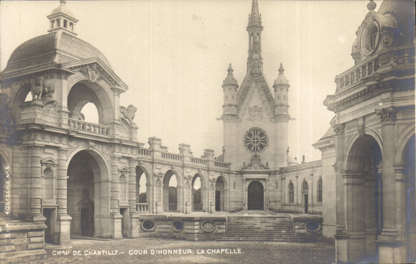 CPA Chateau de Chantilly coeur d'honneur la Chapelle 