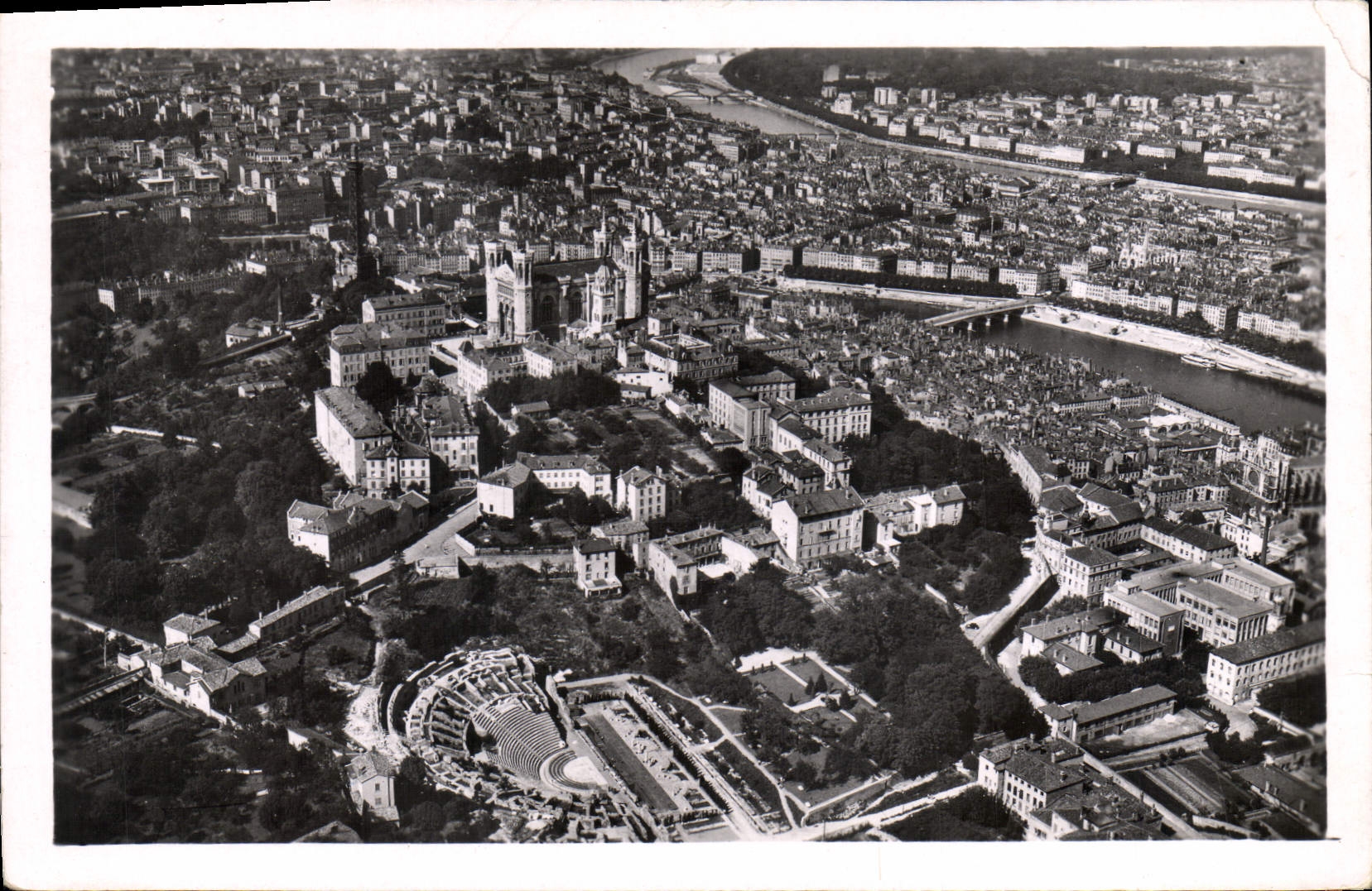 CPA Lyon Vue generale aerienne Theatre romain Basilique et Tour metallique de Fourviere a droite Sai