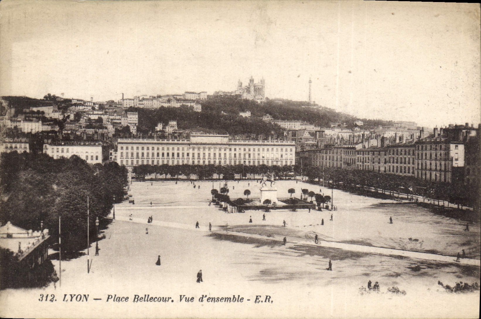 CPA Lyon Place Belecour Vue d'ensemble 