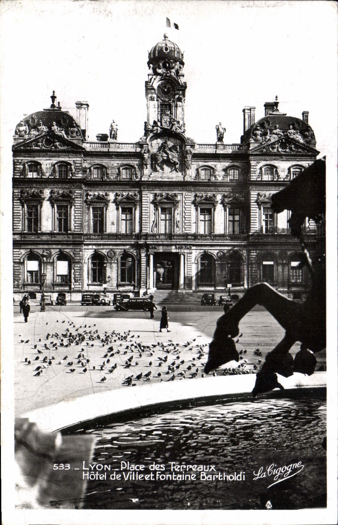 CPA Lyon Place des Terreaux Hotel de Ville et Fontaine Bartholdi 