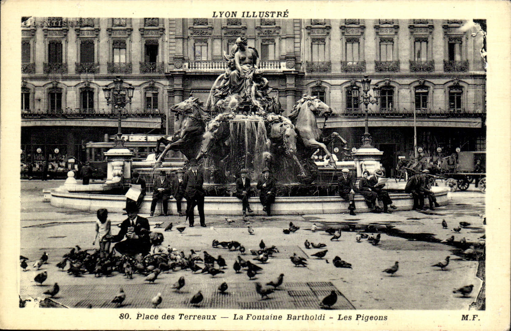 CPA Lyon illustre Place des Terreaux La Fontaine Bartholdi les Pigeons 