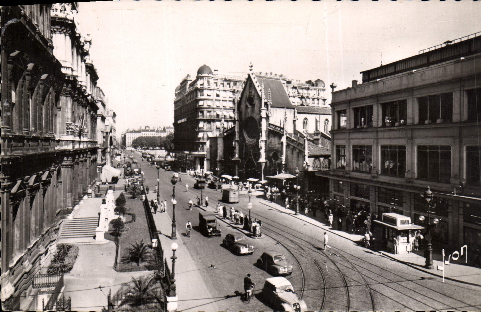 CPA Lyon Rhone Place des Cordeliers La Bourse et l'Eglise St Bonaventure 
