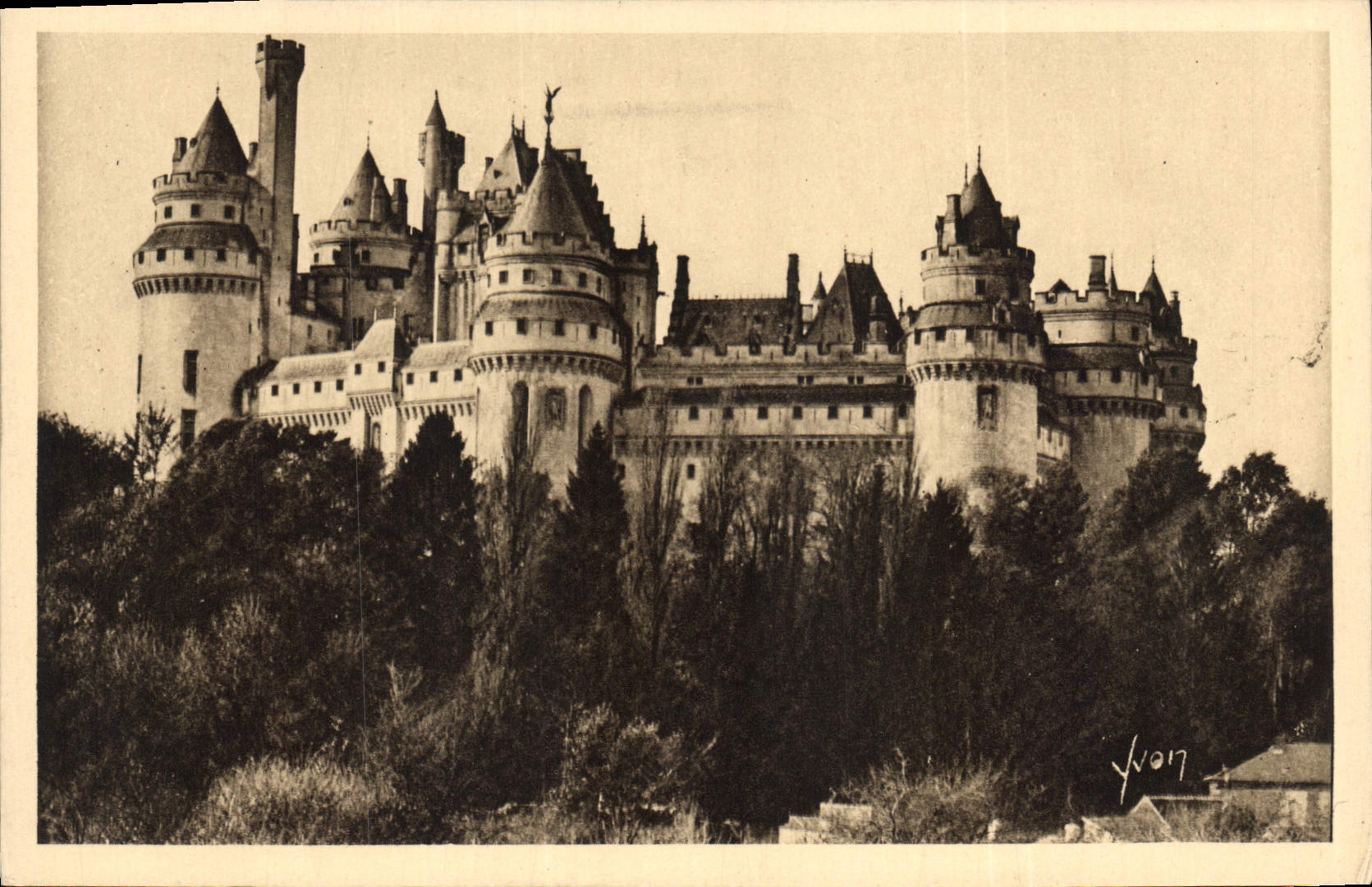 CPA La Douce France Chateau de Pierrefonds Oise Cote est 