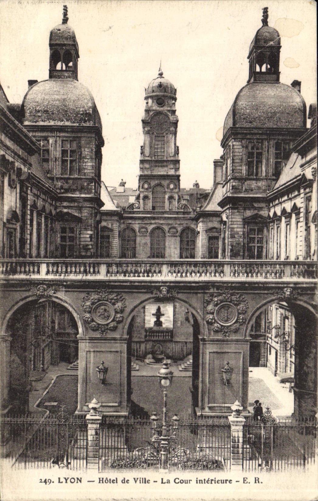 CPA Lyon Hotel de Ville La Cour interieure 