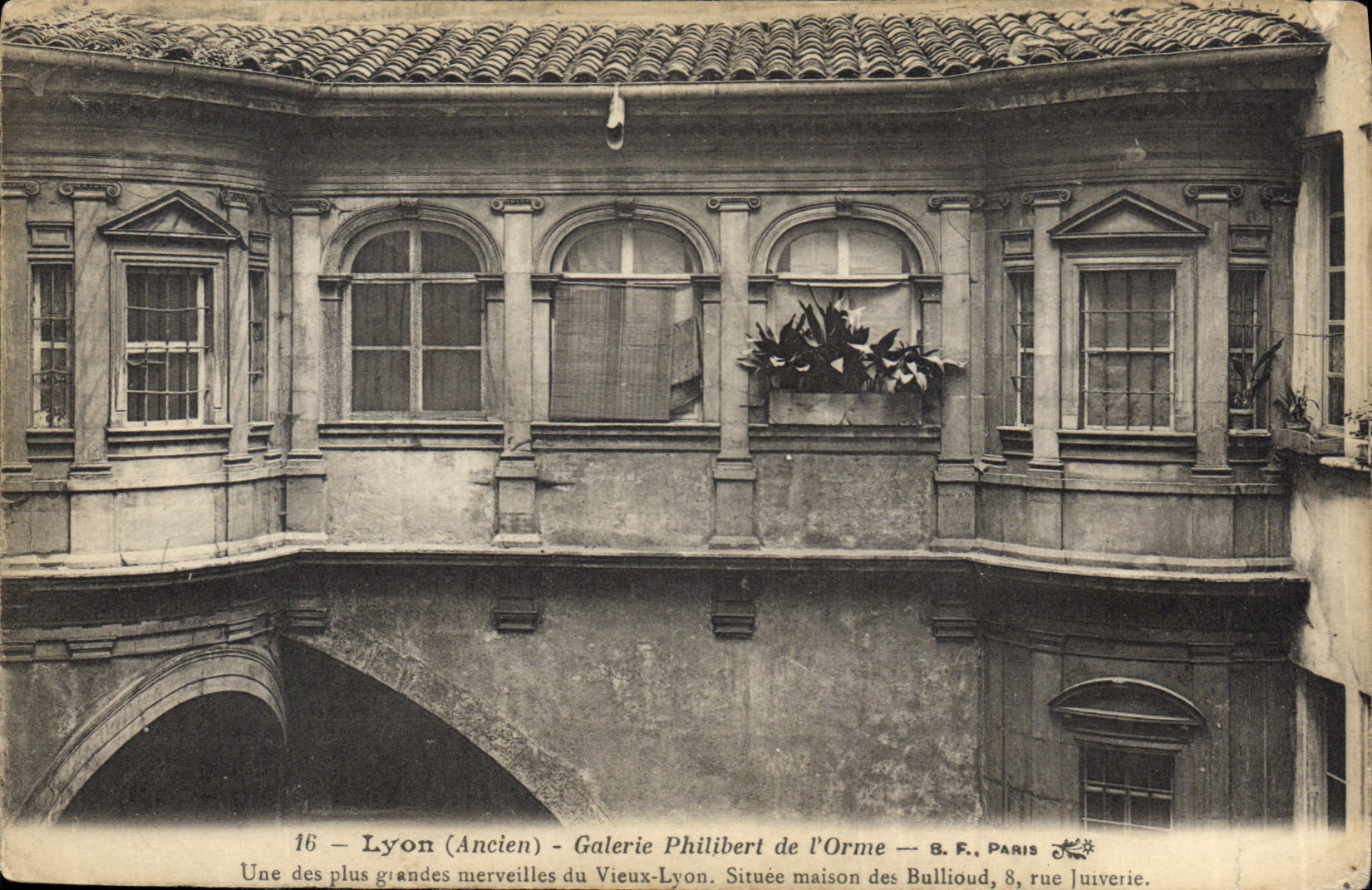 CPA Lyon Ancien Galerie Philibert de l'Orme Une des plus grandes merveilles du Vieux Lyon Situee Mai