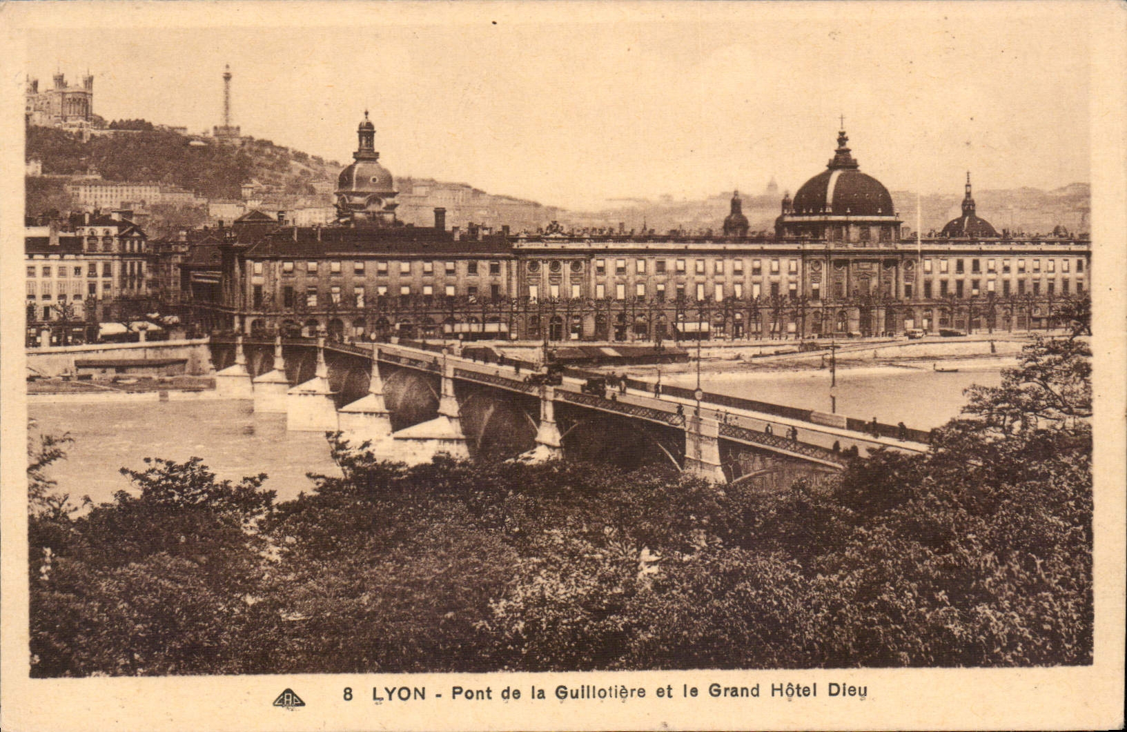 CPA Lyon Pont de la Guillotiere et le Grand Hotel Dieu 