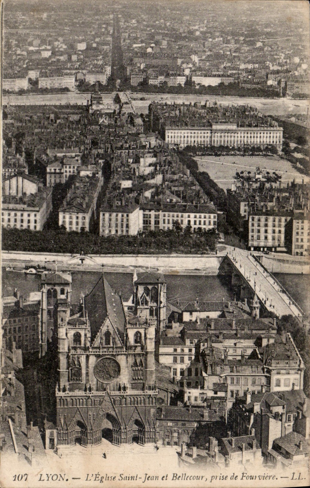CPA Lyon L'Eglise Saint Jean et Bellecour prise de Fourviere