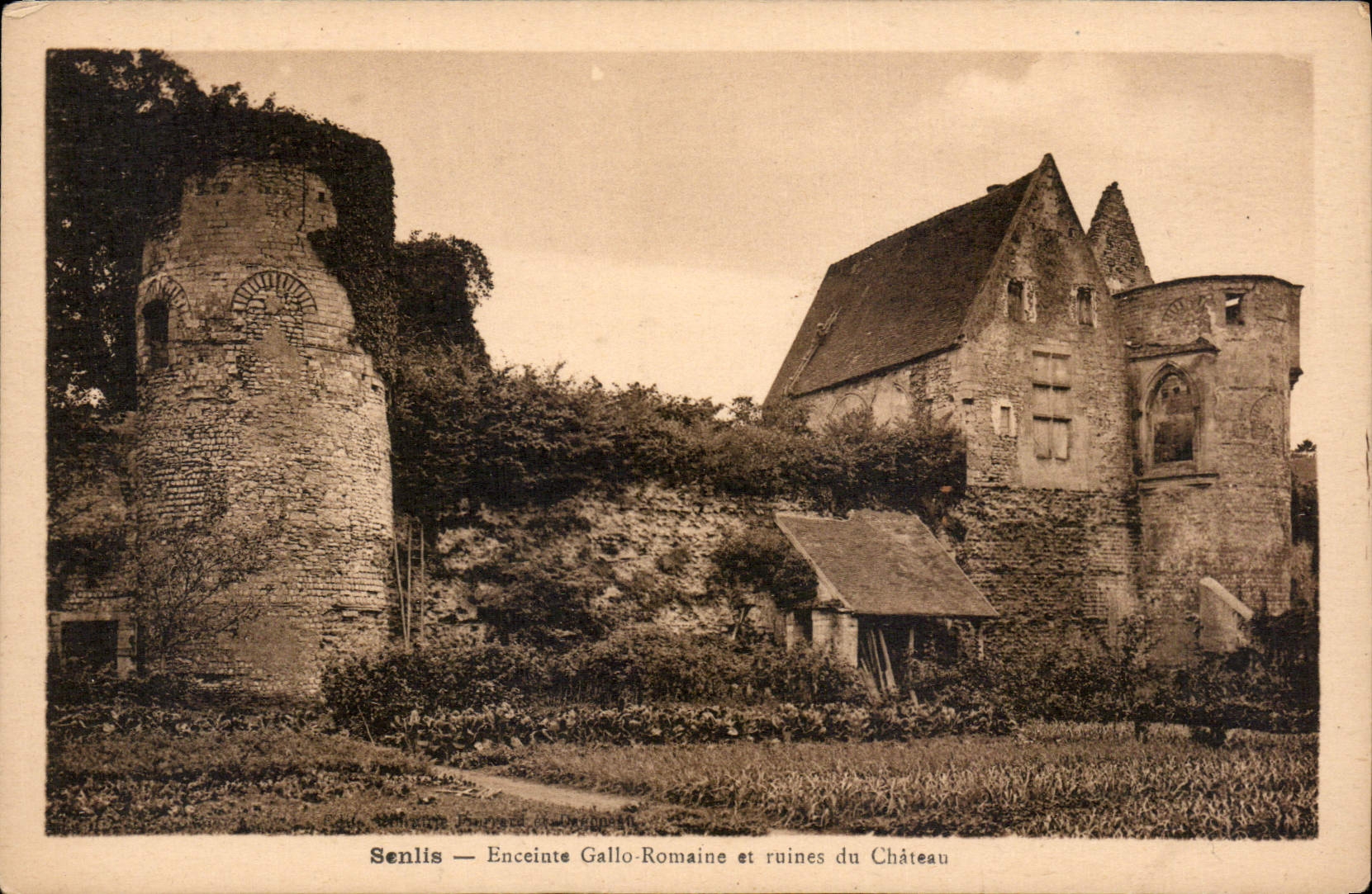 CPA Senlis Enceinte Gallo Romaine et ruines du Chateau 
