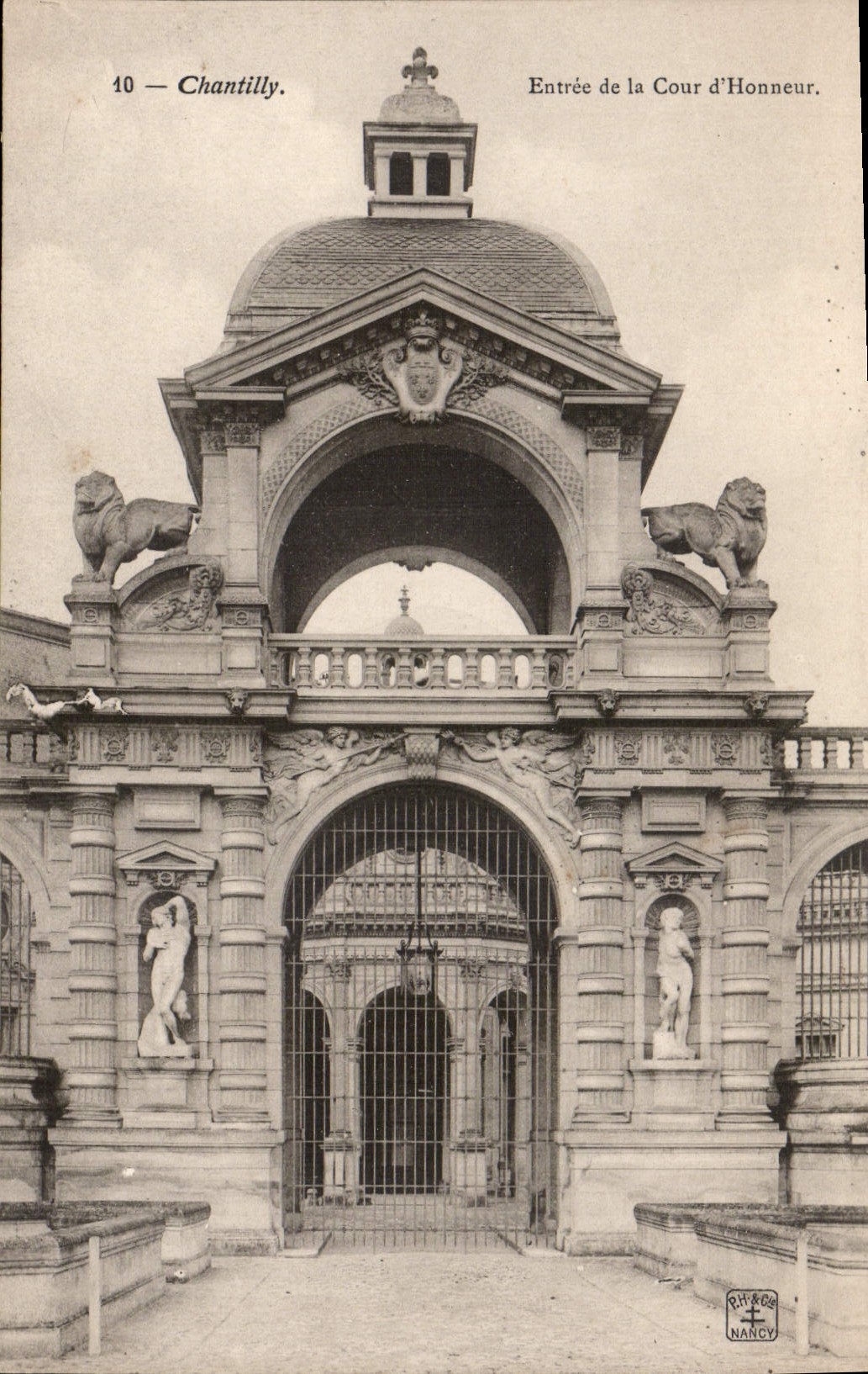 CPA Chantilly Entree de la Cour d'Honneur 