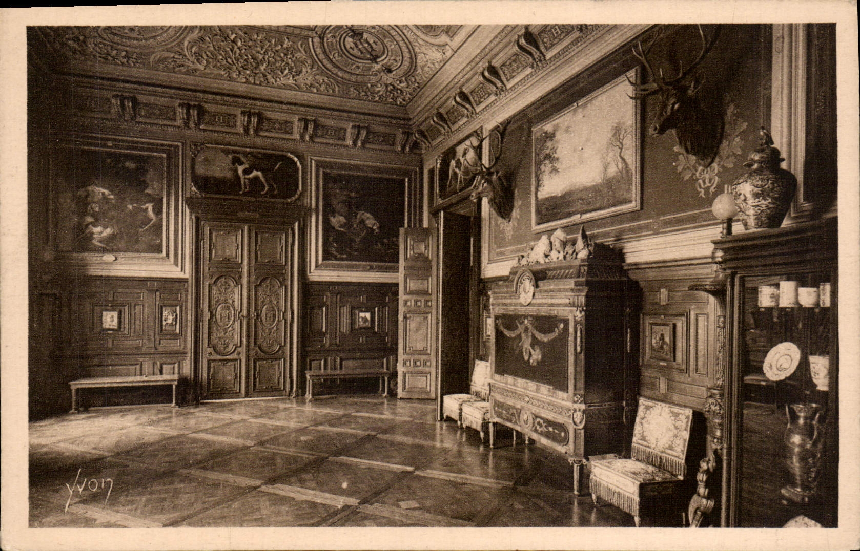 CPA La Douce France Chateau de Chantilly L'Antichambre 
