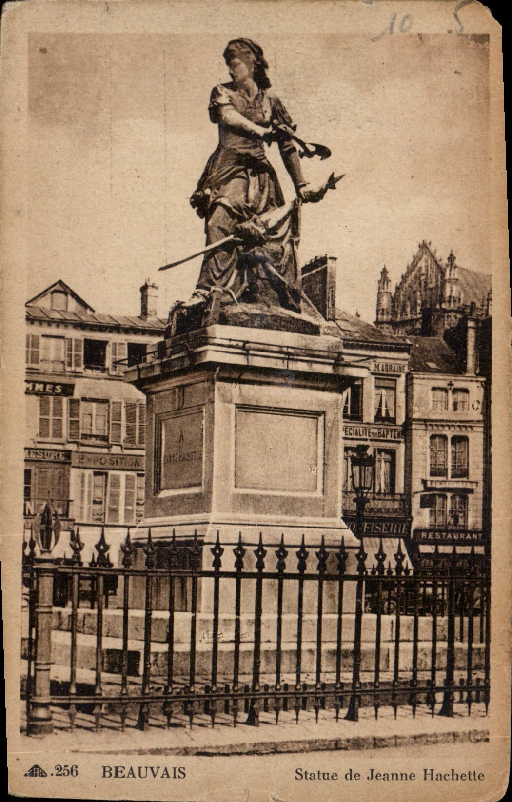 CPA Beauvais Statue de Jeanne Hachette 