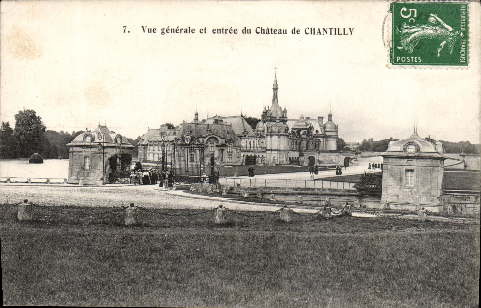 CPA Vue generale et entree du Chateau de Chantilly 