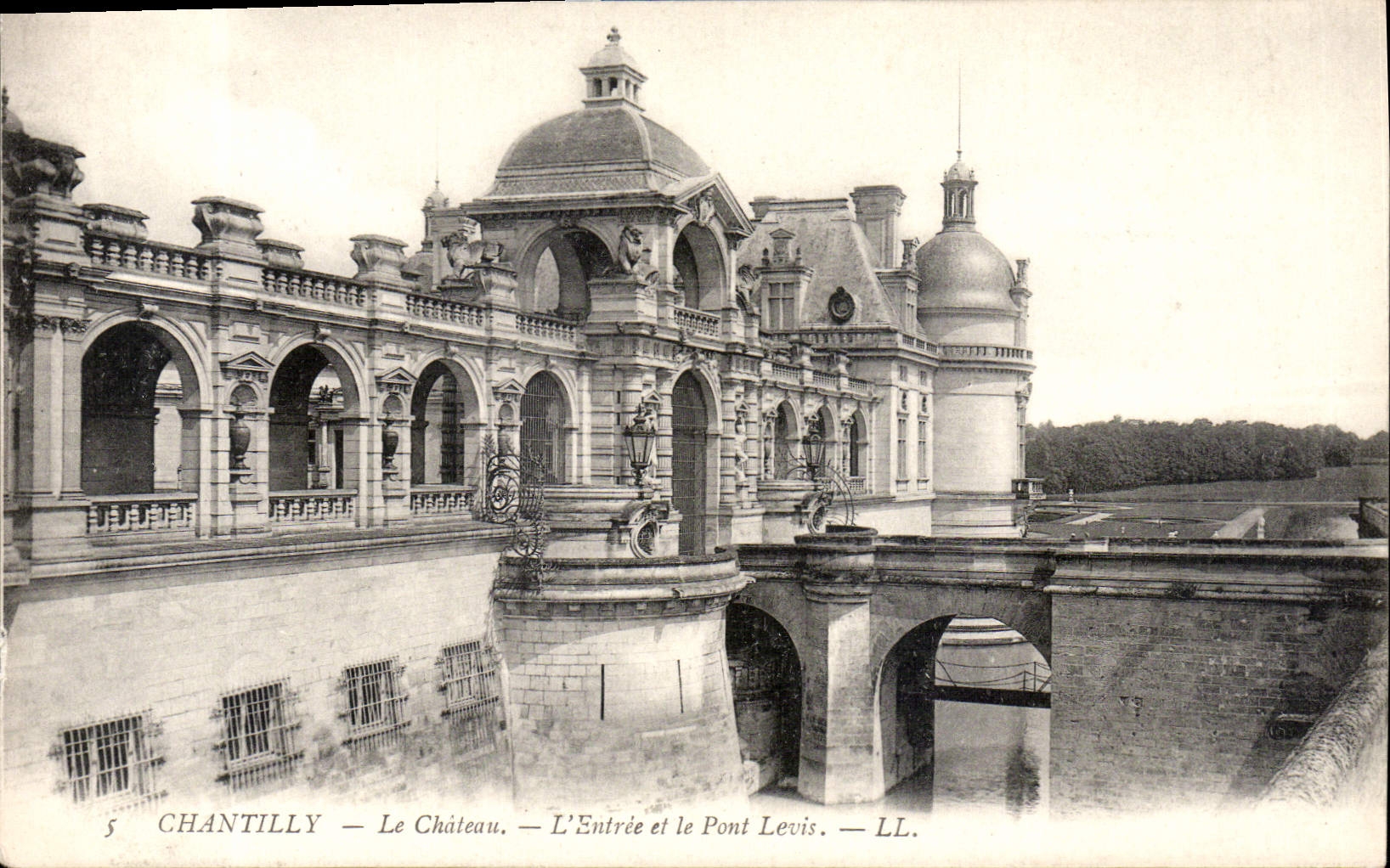 CPA Chantilly Le Chateau L'Entree et le Pont Levis 