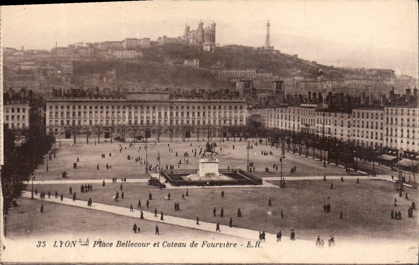 CPA Lyon Place Bellecour et Coteau de Fourviere 