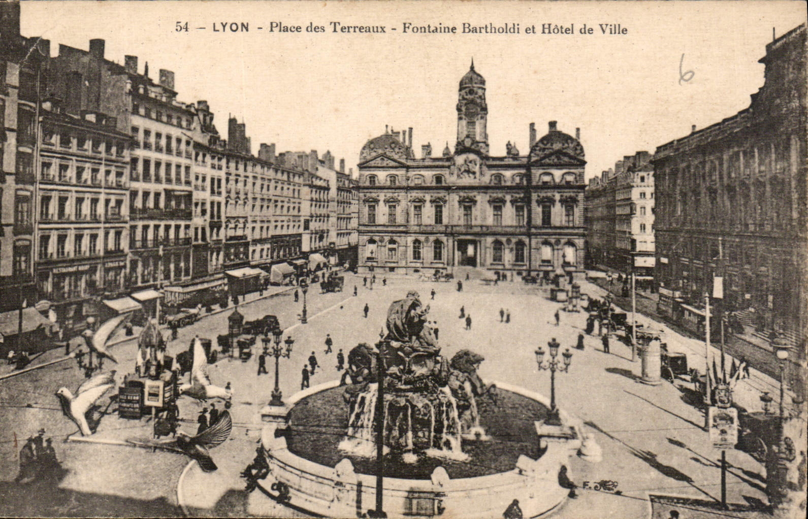 CPA Lyon Place des Terreaux Fontaine Bartholdi et Hotel de Ville