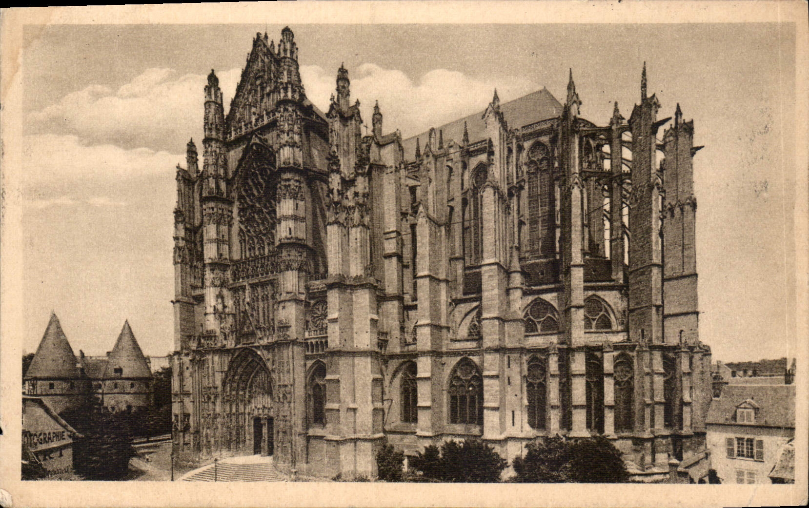 CPA Beauvais La Cathedrale Vue generale 