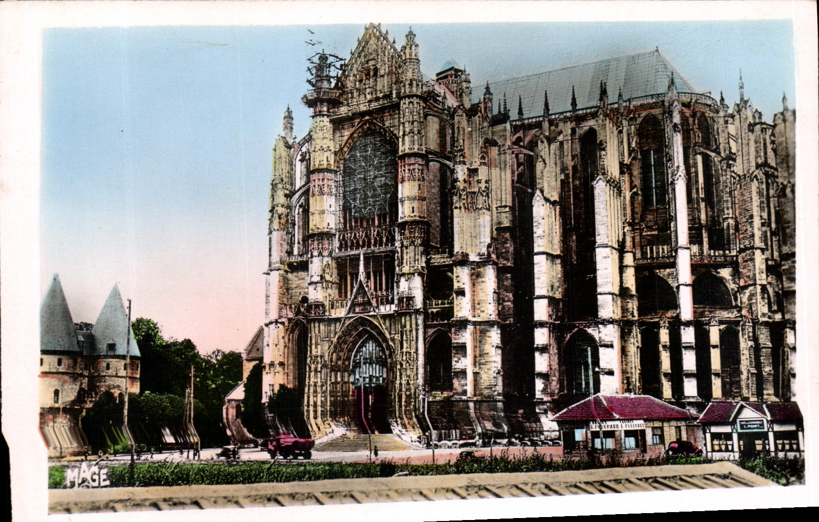 CPA Beauvais Oise La Cathedrale et les Tourelles du Palais de Justice