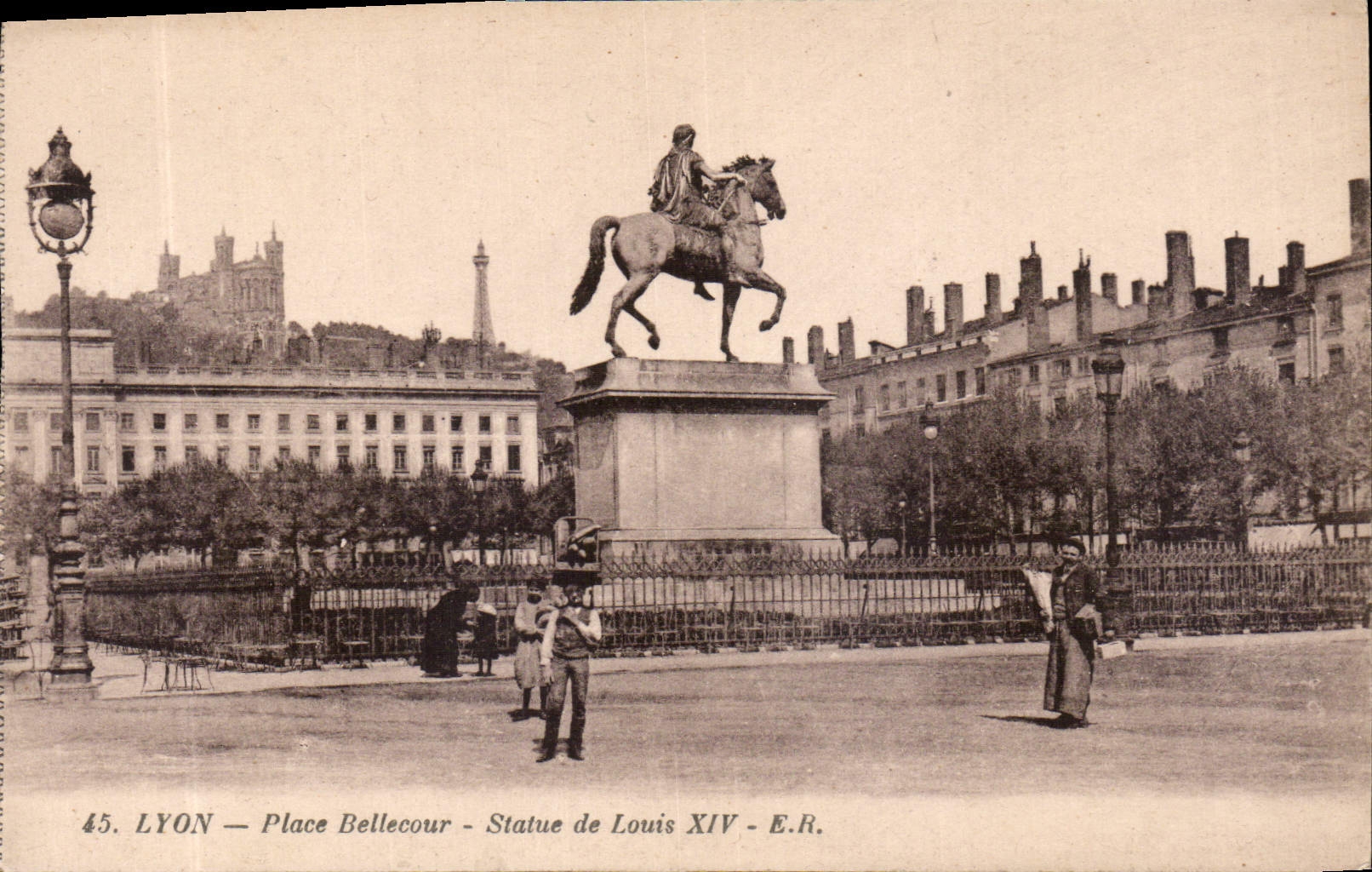 CPA Lyon Place Bellecour Statue de Louis XIV 