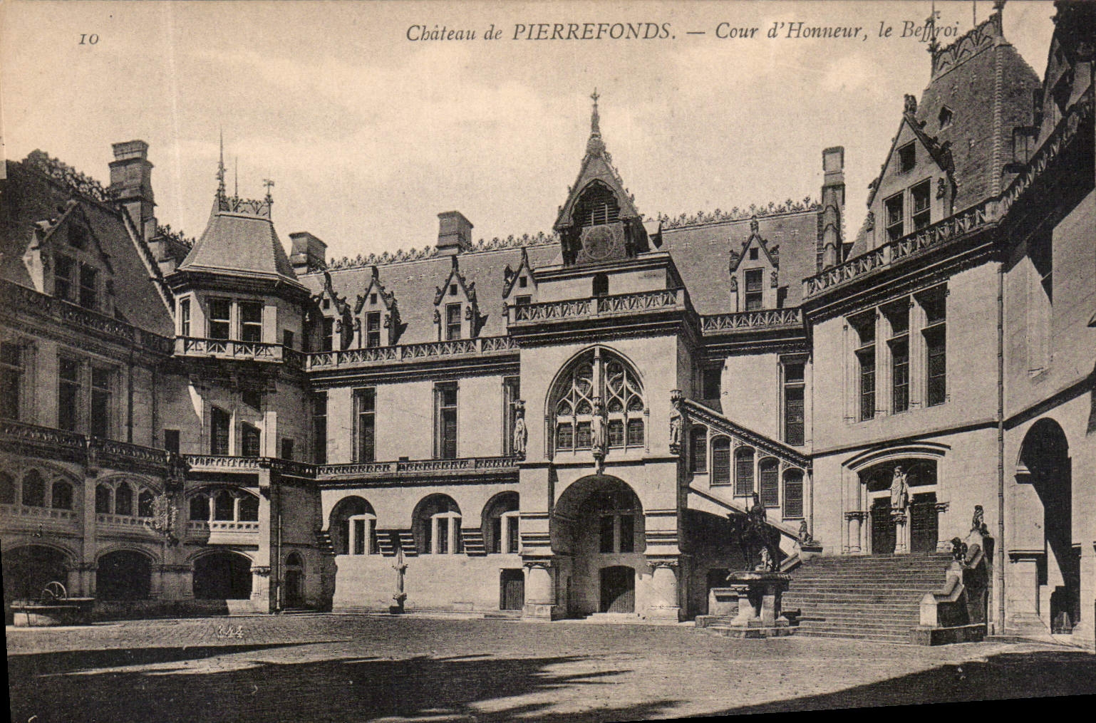 CPA Chateau de Pierrefonds Cour d'Honneur 