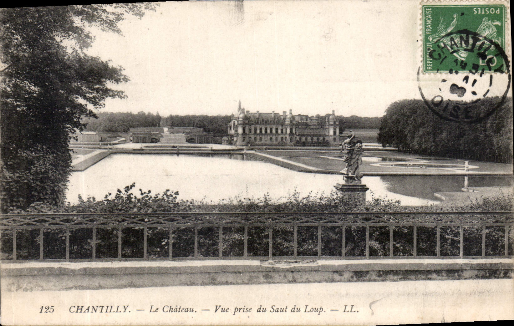 CPA Chantilly Le Chateau Vue prise du Saut du Loup 