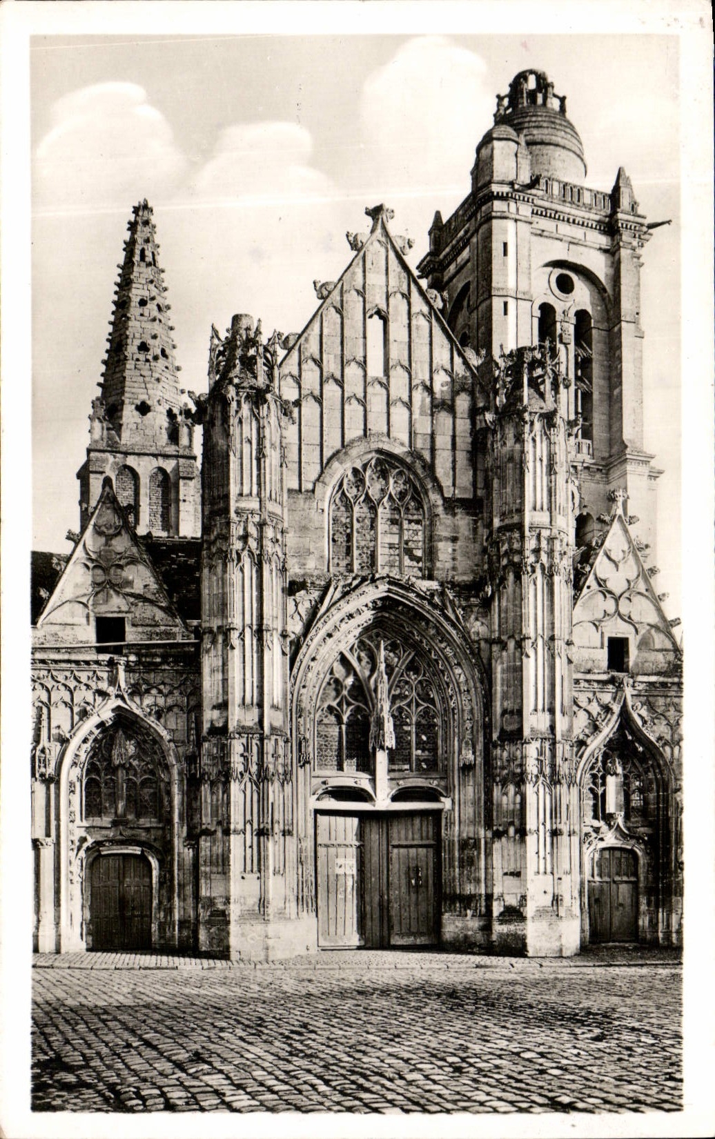 CPA Senlis Oise Ancienne Eglise Saint Pierre Marche actuel