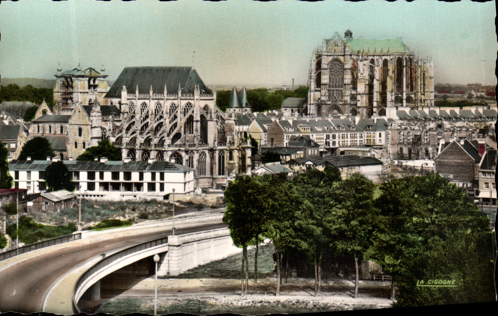 CPA Beauvais Oise Le Pont de Paris l'Eglise St Etienne et la Cathedrale St Pierre 