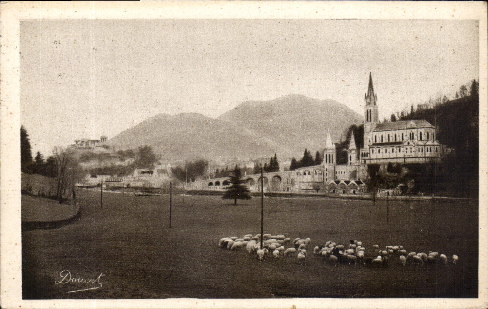 CPA Lourdes La Basilique et le Pic du Jer 